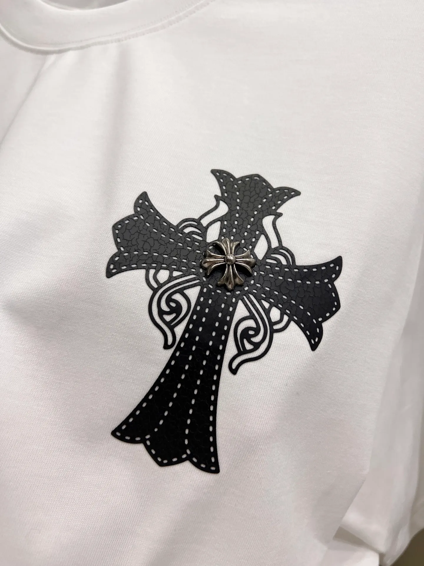 🅿️190 CH Crow 2025 Autumn and Winter New Short-sleeved T-shirt Cross leather craft Customized hardware metal + Middle Eastern Australian diamond design craft The real thing is great🔥Same style for men and women, loose version Size S M L XL XXL Five sizes black white